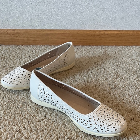 Shoes - Cliffs Women's Cream Laser-Cut Ballet Flats Size 10